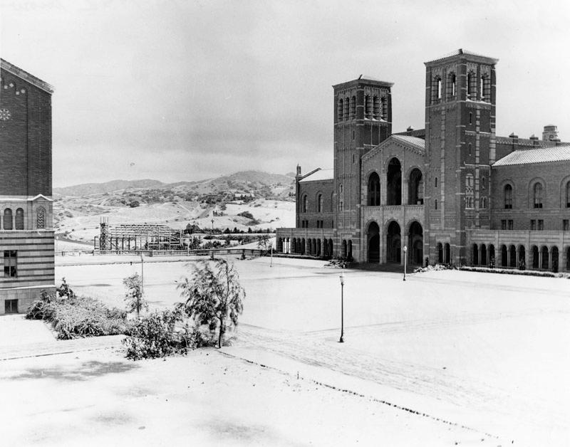 Illustration for article titled L.A. Weather Isn't Always Perfect: Snow & Hurricanes in the Southland